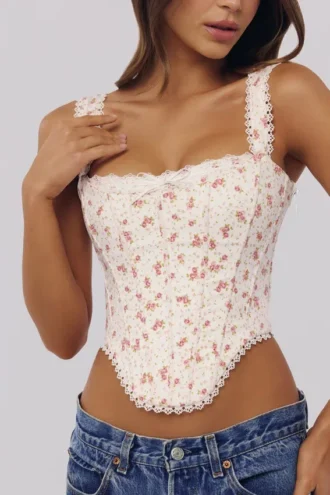 Adina witte katoenen corset-top met rozenprint en geschulpte rand