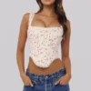Adina witte katoenen corset-top met rozenprint en geschulpte rand