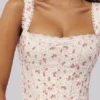 Adina witte katoenen corset-top met rozenprint en geschulpte rand