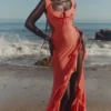 Aloura koraalkleurige maxi-jurk met ruches van georgette