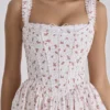 Ami witte mini-korsettenjurk met rozenprint