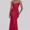 Anastelle rode, met de hand geborduurde satijnen maxi-jurk – Limited Edition