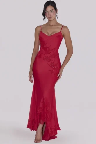 Anastelle rode, met de hand geborduurde satijnen maxi-jurk – Limited Edition