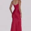 Anastelle rode, met de hand geborduurde satijnen maxi-jurk – Limited Edition