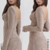 Angelie Brown mini-jurk met puppytooth-ruitjes en diep decolleté