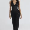 Angeline zwarte satijnen maxi-jurk met zandloperfiguur – Limited Edition