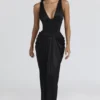 Angeline zwarte satijnen maxi-jurk met zandloperfiguur – Limited Edition
