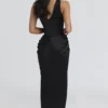 Angeline zwarte satijnen maxi-jurk met zandloperfiguur – Limited Edition
