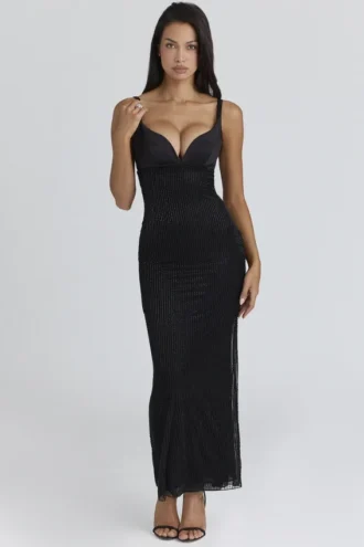 Ari Zwarte Maxi-jurk met handgeborduurde versieringen – Limited Edition