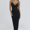 Ari Zwarte Maxi-jurk met handgeborduurde versieringen – Limited Edition