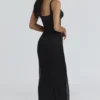 Ari Zwarte Maxi-jurk met handgeborduurde versieringen – Limited Edition