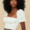 Arianna ivoorkleurige cropped top met bloemenprint en pofmouwen