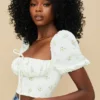Arianna ivoorkleurige cropped top met bloemenprint en pofmouwen