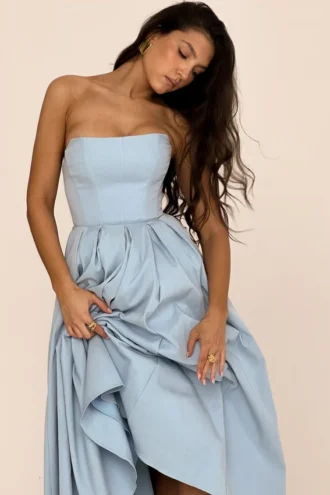 Audrey Toscaans blauwe strapless midi-zomerjurk