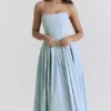 Audrey Toscaans blauwe strapless midi-zomerjurk