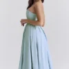 Audrey Toscaans blauwe strapless midi-zomerjurk