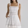 Ava White op maat gemaakte kanten katoenen mini-zomerjurk met Broderie Anglaise