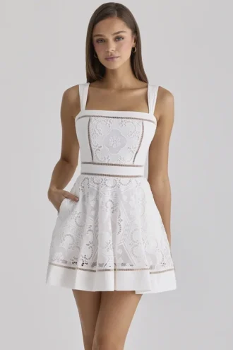 Ava White op maat gemaakte kanten katoenen mini-zomerjurk met Broderie Anglaise