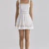 Ava White op maat gemaakte kanten katoenen mini-zomerjurk met Broderie Anglaise
