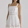 Ava White op maat gemaakte kanten katoenen mini-zomerjurk met Broderie Anglaise