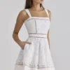 Ava White op maat gemaakte kanten katoenen mini-zomerjurk met Broderie Anglaise