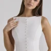 Azalina witte maxi-jurk met boothals en knoopsluiting