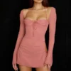 Babyroze chiffon mini-jurk met uitsnijdingen en halternek