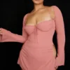 Babyroze chiffon mini-jurk met uitsnijdingen en halternek