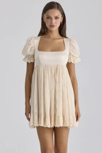 Bambi ivoorkleurige satijnen + broderie anglaise kanten Regency babydoll mini-jurk