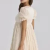 Bambi ivoorkleurige satijnen + broderie anglaise kanten Regency babydoll mini-jurk