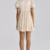 Bambi ivoorkleurige satijnen + broderie anglaise kanten Regency babydoll mini-jurk