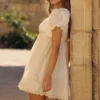 Bambi ivoorkleurige satijnen + broderie anglaise kanten Regency babydoll mini-jurk