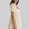 Bambi ivoorkleurige satijnen + broderie anglaise kanten Regency babydoll mini-jurk