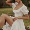 Bella witte babydoll-midi-jurk met broderie anglaise