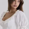 Bella witte babydoll-midi-jurk met broderie anglaise