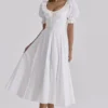 Bella witte babydoll-midi-jurk met broderie anglaise