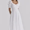 Bella witte babydoll-midi-jurk met broderie anglaise