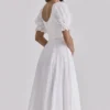 Bella witte babydoll-midi-jurk met broderie anglaise