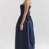 Bellina middernachtblauwe strapless midi-jurk met afneembare strikken