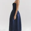 Bellina middernachtblauwe strapless midi-jurk met afneembare strikken
