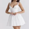 Brigitte witte katoenen mini-jurk met broderie anglaise als onderdeel van het korset