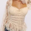 Cara Vintage ivoorkleurige kanten peplumtop met lange mouwen