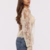Cara Vintage ivoorkleurige kanten peplumtop met lange mouwen