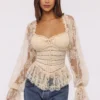 Cara Vintage ivoorkleurige kanten peplumtop met lange mouwen