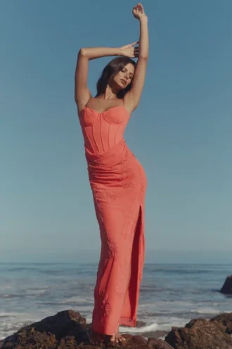Carmella Coral Maxi-jurk met handgeborduurde versieringen