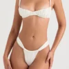Cassis ivoorkleurige bikini-top met ruches