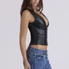 Catalina zwarte veganistische leren top met V-hals