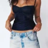 Cecilie marineblauwe satijnen cami-top met kant