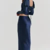 Charlene marineblauwe satijnen maxi-rok met schuine snit
