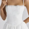Chloe witte mini-jurk op maat van kant + katoen met Engelse borduursels